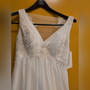 David's Bridal White Sleeveless V-Neck Gown